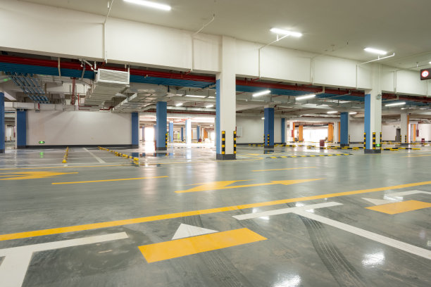 明亮的地下停车场为高层建筑图片下载