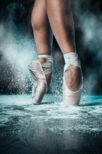 用粉笔在舞台上的芭蕾舞者脚的特写图片下载