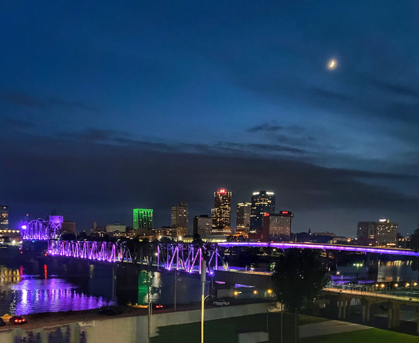 小石城上空的月亮图片下载