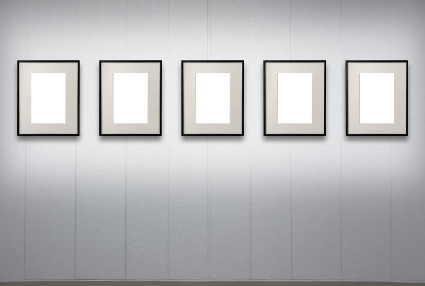 排空白木制相框模型在白墙上图片下载