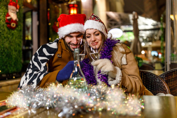 假期里，一对年轻夫妇坐在咖啡馆里喝着酒。图片下载