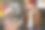 一对戴着圣诞帽的年轻夫妇在城市的街道上饮酒作乐。图片下载
