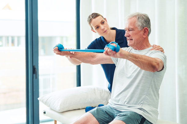 物理疗法手臂伸展和高级男子与物理治疗师咨询在医务室肌肉康复。老年人关节炎保健服务，由医生协助图片下载