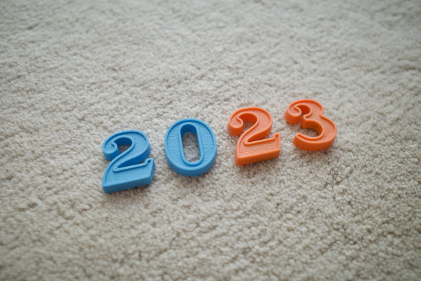 2023这个词被放置在白色的织物中。图片下载