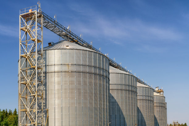 明亮的蓝天衬托着巨大的金属电梯槽图片下载