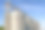 明亮的蓝天衬托着巨大的金属电梯槽图片下载