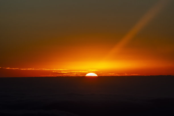 山顶的全景在明亮的日落与云。图片下载