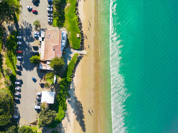 俯瞰郊区城市。图片下载