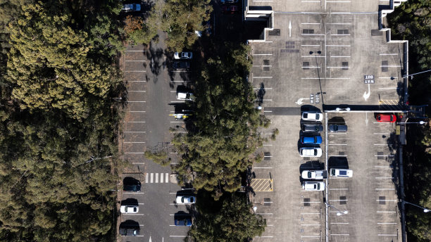 城市环境中园林绿化环绕的停车场图片下载