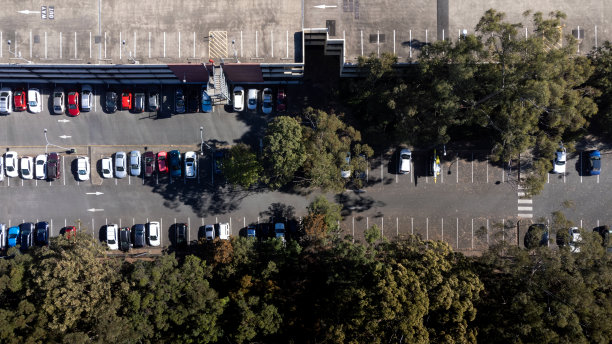 城市环境中园林绿化环绕的停车场图片下载