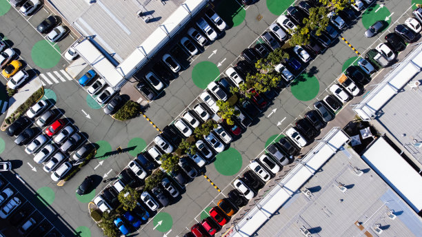 从上面拍摄的购物中心停车场图片下载