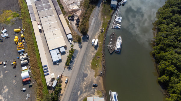 河边的工业建筑图片下载