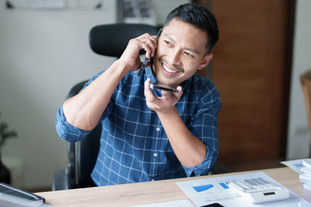 肖像的亚洲商人谁没有空闲时间谈个人业务电话图片下载