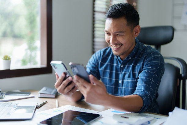 肖像的亚洲商人谁没有空闲时间谈个人业务电话图片下载