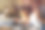 非裔美国妇女在现代演播室担任电台主持人，特写图片下载