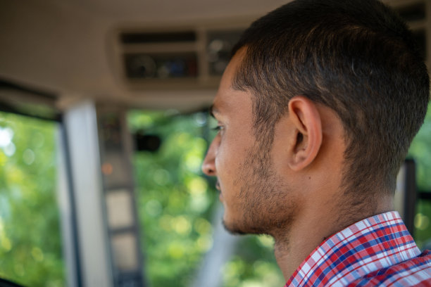 拖拉机驾驶室里的拖拉机司机图片下载