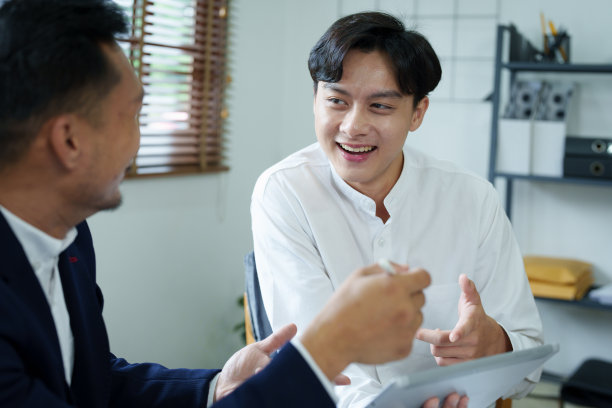考虑到战国观念的影响，男经济学家们正用药片咨询营销人员或会计，以调整生产和投资策略以适应当前形势。图片下载