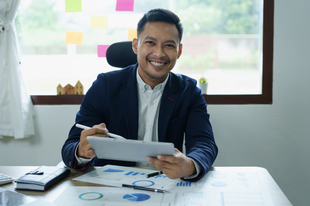 考虑到战国观念的影响，男经济学家们正用药片咨询营销人员或会计，以调整生产和投资策略以适应当前形势。图片下载