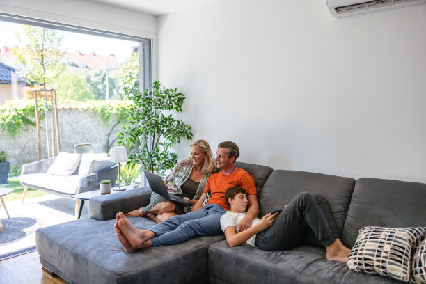 家人在客厅看电视和使用科技产品图片下载