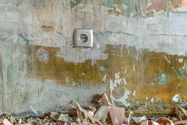 欧洲电器插座上的墙壁没有墙纸和纸片躺在地板上图片下载