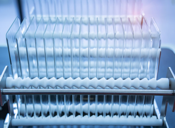 手机制造工厂的机器人屏幕保护膜或玻璃罩图片下载