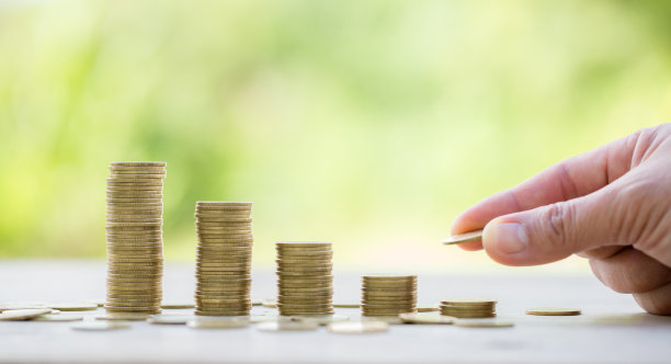 女性手持或放置硬币储蓄。管理现金，保险资产和财富，税务会计预算，增长贷款金融，经济，储蓄为企业投资的概念。图片下载