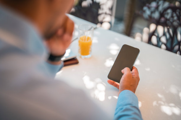 商人用智能手机上网图片下载