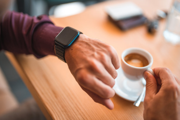 年轻的商人用他的智能手机和手表工作图片下载