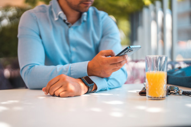 亚洲男性在户外使用智能科技图片下载