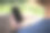 成年男子一边晨跑一边用手机看股市。过肩视图图片下载