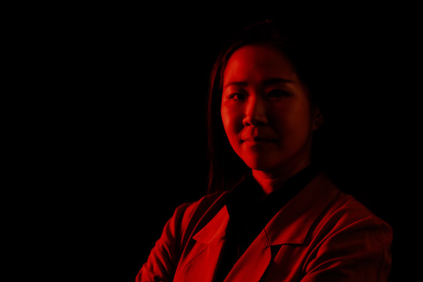 年轻女子肖像在高对比度的黑暗背景。图片下载