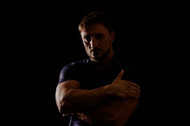 年轻人的肖像在高对比度的黑暗背景。图片下载