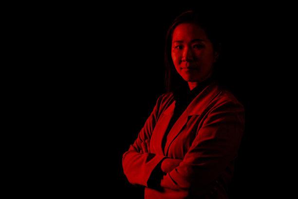 年轻女子肖像在高对比度的黑暗背景。图片下载