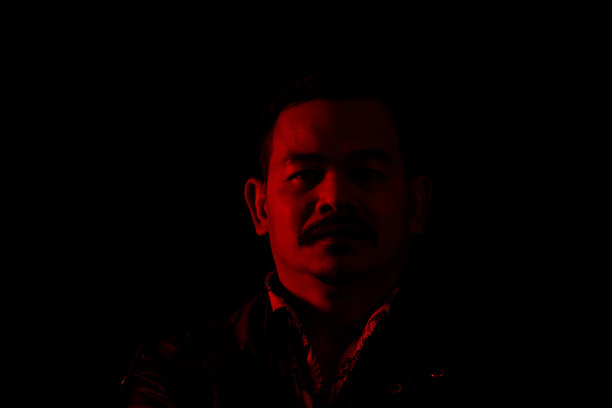 年轻人的肖像在高对比度的黑暗背景。图片下载