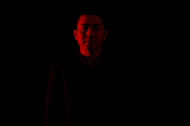 年轻人的肖像在高对比度的黑暗背景。图片下载