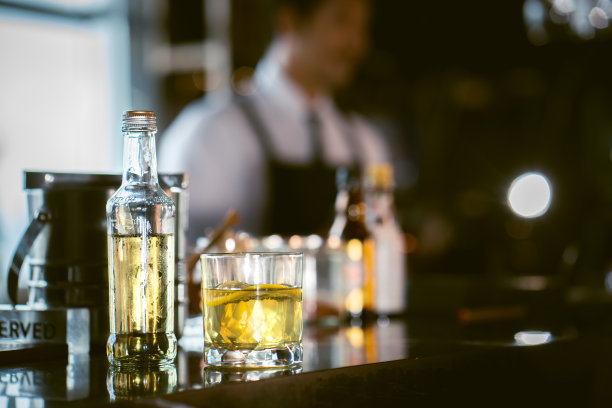 酒饮玻璃杯上的酒吧餐厅用餐上的调酒师工作的背景图片下载