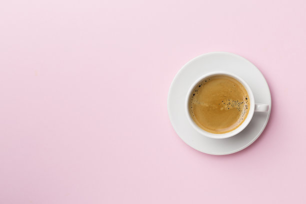 一杯美味的咖啡在彩色背景，俯视图图片下载
