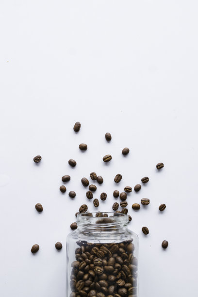 咖啡豆在白色的桌子背景。前视图。空间的文本图片下载