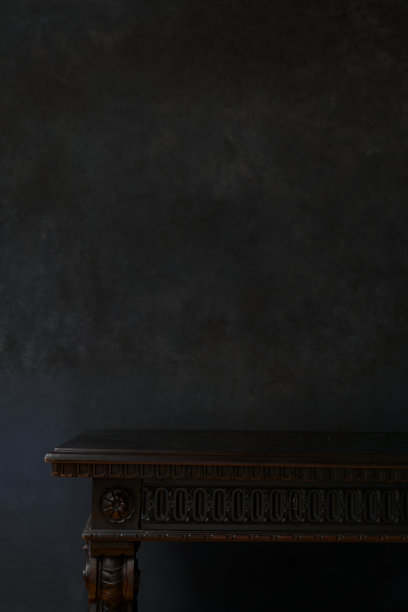 黑色的墙和古董桌子。完美的艺术背景图片下载