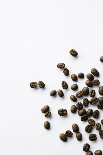 咖啡豆在白色的桌子背景。前视图。空间的文本图片下载