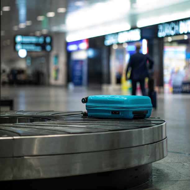 在一个现代化的国际机场，到达的行李在传送带上转动，等待在行李提取区领取图片下载