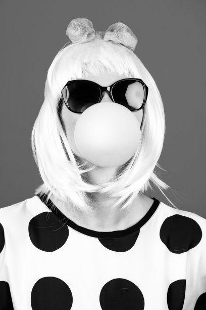 女人带着墨镜吹口香糖泡泡工作室肖像图片下载