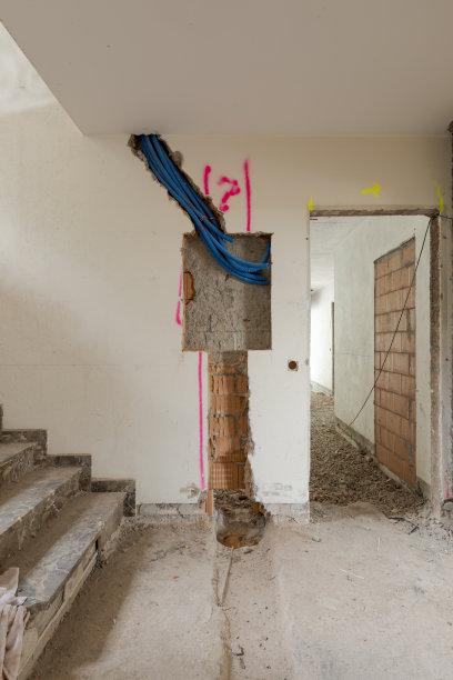 正在装修的房间正视图，仍有碎石和新砖铺设图片下载