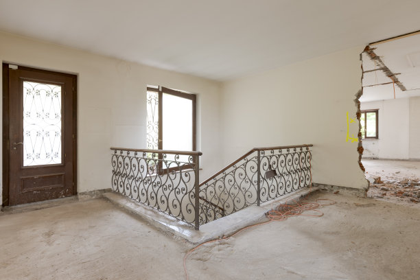 正在进行拆除和翻新的老别墅的入口图片下载