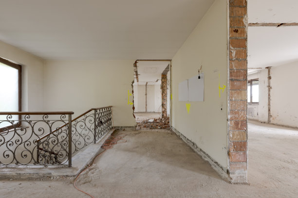 正在进行拆除和翻新的老别墅的入口图片下载