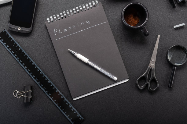 规划和设计。折叠的计划。对工作和未来的计划。咖啡和工作台。计划和进度。图片下载