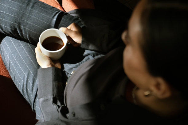 女人喝咖啡图片下载