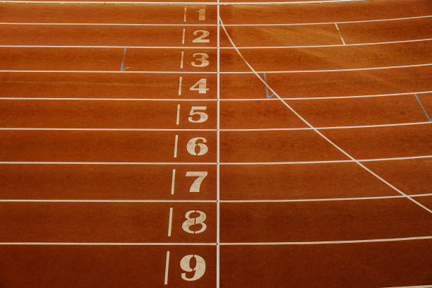 终点线在田径运动员体育场俯视图图片下载