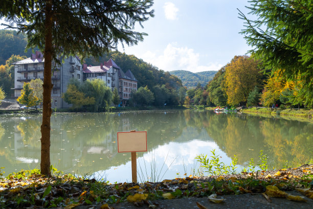 秋天的风景和一个湖。图片下载