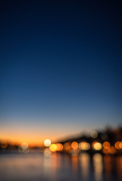 黄昏时的离焦反射图片下载